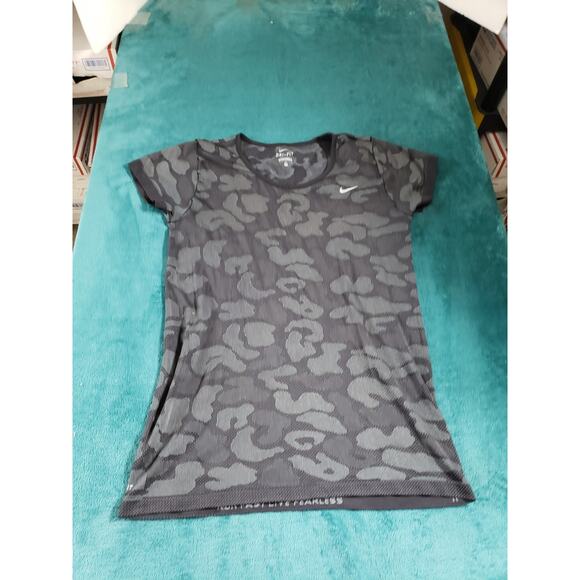 Nike Top Dri Fit Women’s Size Medium Gray Camo Short Sleeve Running Shirt Logo - Picture 1 of 8